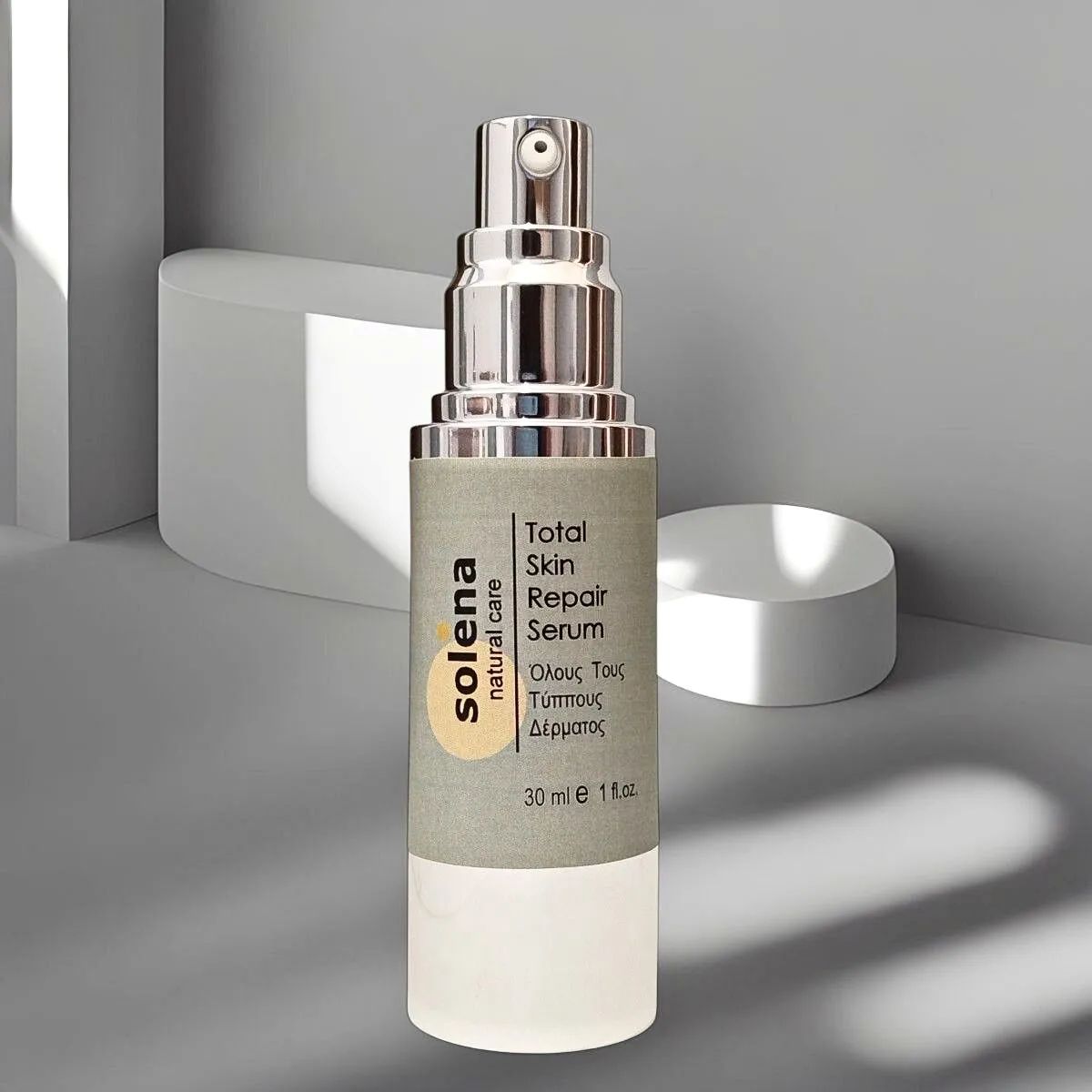 ορός προσώπου για αναδόμηση σε airless 30 ml συσκευασία, με γκρι φόντο