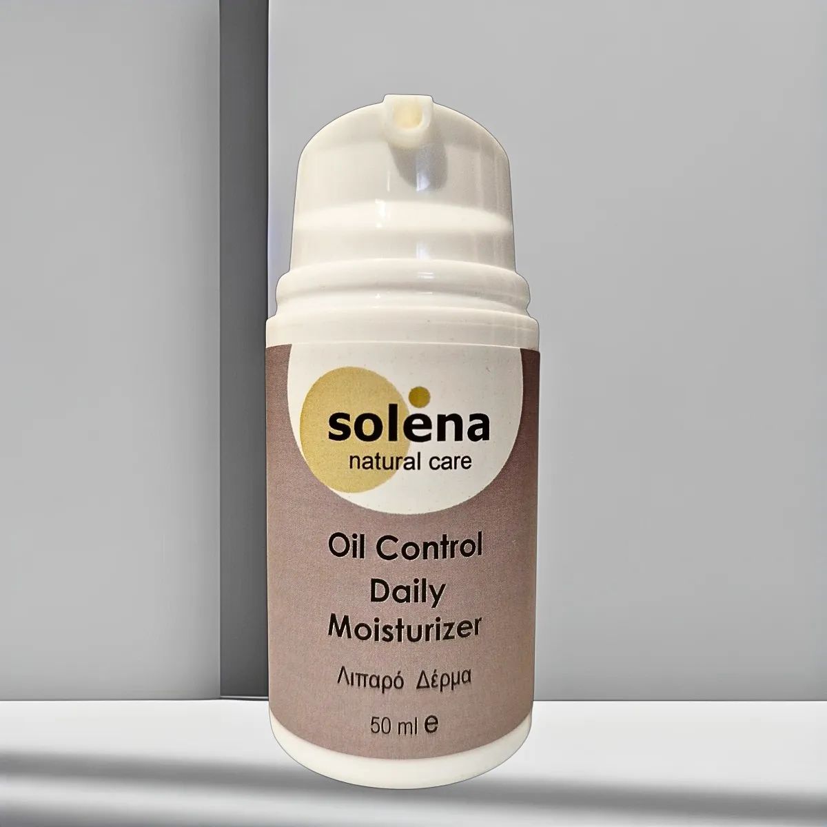 κρέμα εξισορρόπησης για λιπαρό δέρμα, σε airless 50 ml συσκευασία, σε γκρι φόντο